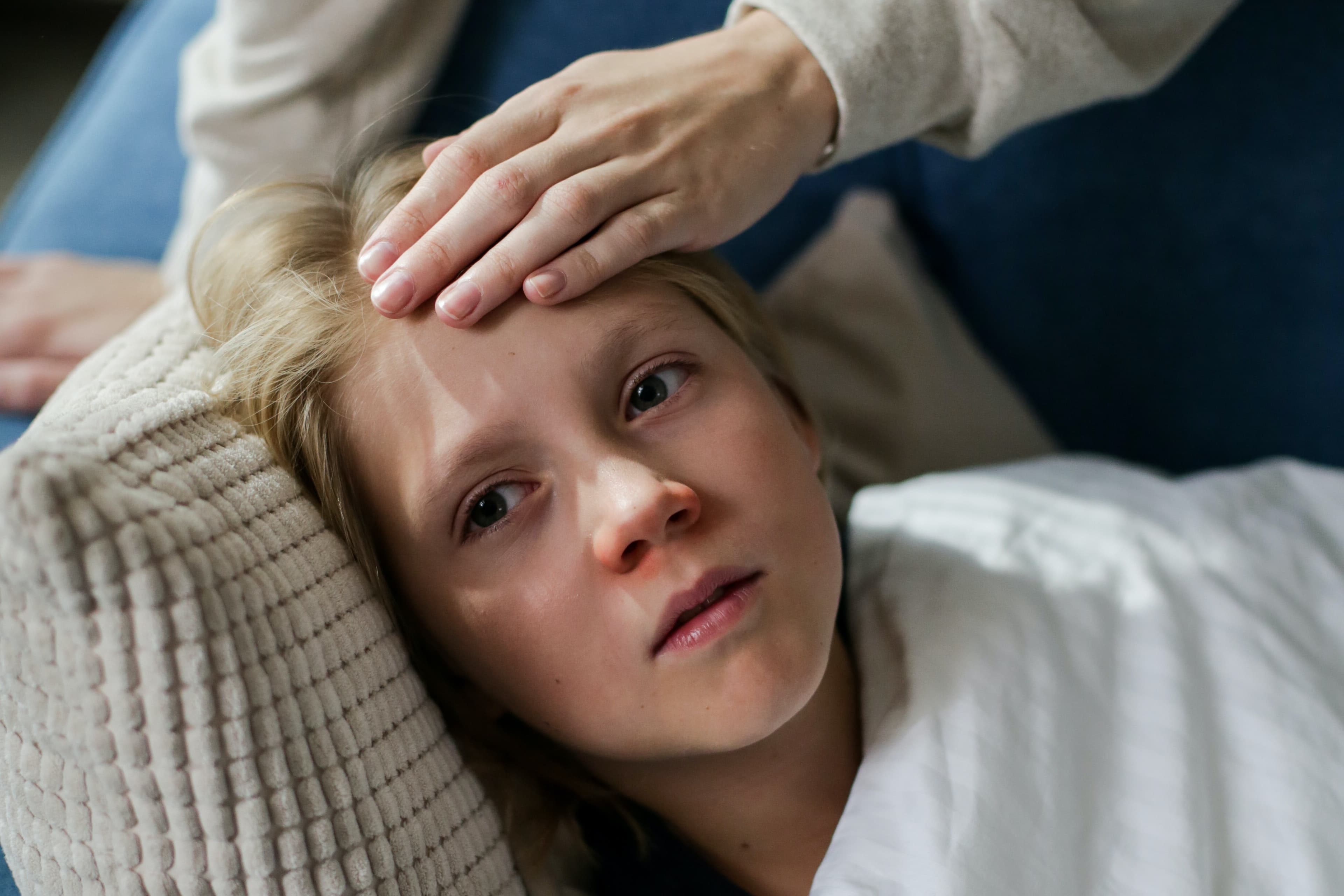 Girl with black hair applies the STEADYTEMP® Patch under her arm.