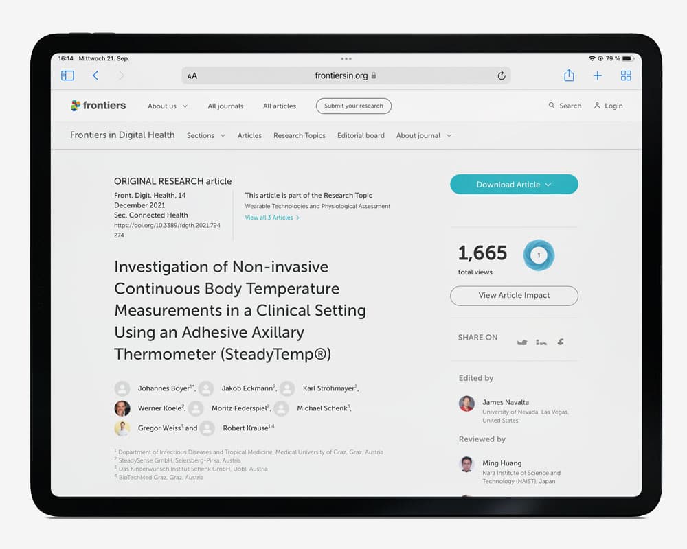 iPad mit einem Screenshot der Frontiers-Website. Man sieht die veröffentlichte klinische Evaluierungsstudie: Investigation of Non-Invasice Continuous Body Temperature Measurements in a Clinical Setting Using an Adhesive Axillary Thermometer (Steadytemp).